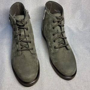 Munro Bradley Nubuck Leather Boots (Women). Size 7,5